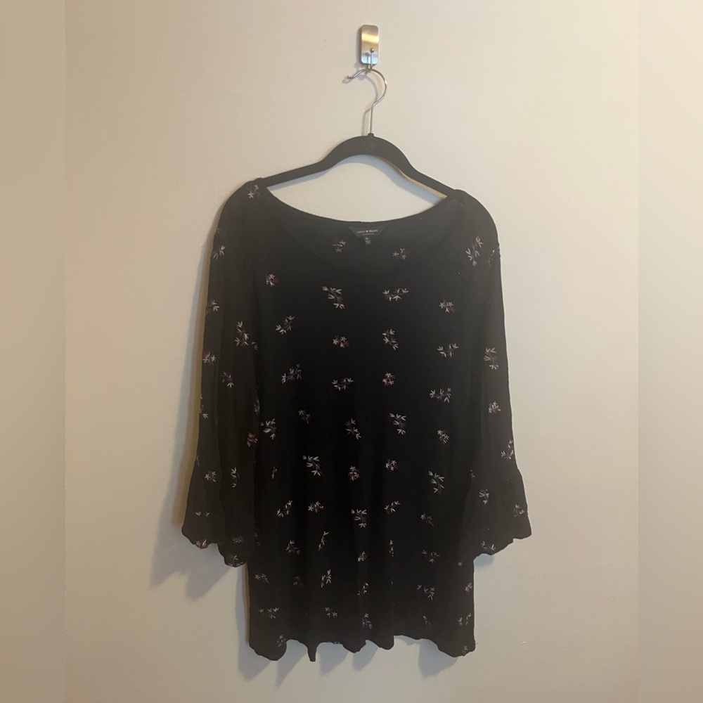 Lucky Brand 1X flowy shirt w/ floral embroidered detailing EUC